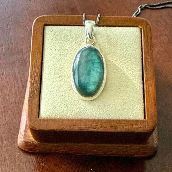 Stunning Large Oval Labradorite Pendant Necklace Womens Statement Piece New - Picture 1 of 8